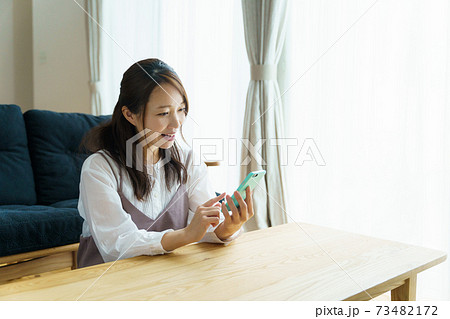 スマホを持つ女性 主婦 30代 スマホを持つ女性 主婦 30代 73482172