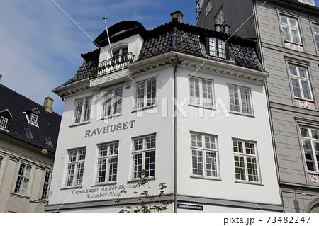 デンマークの首都、コペンハーゲン　ニューハウン　界隈の街並み　琥珀色の家 73482247