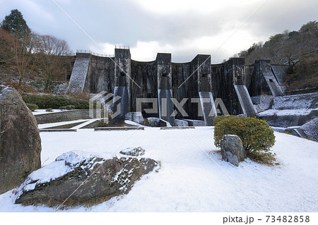 香川県観音寺市、国重文「豊稔池堰堤」冬景色 73482858