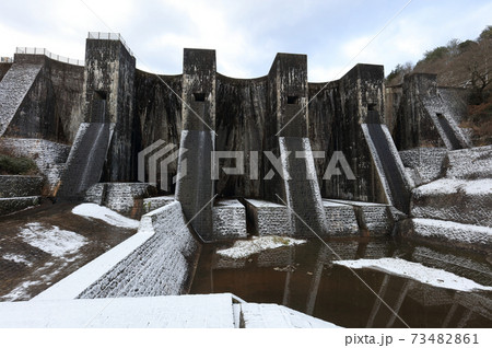 香川県観音寺市、国重文「豊稔池堰堤」冬景色 香川県観音寺市、国重文「豊稔池堰堤」冬景色 73482861