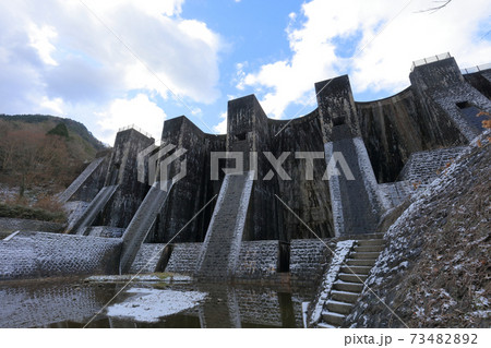 香川県観音寺市、国重文「豊稔池堰堤」冬景色 73482892
