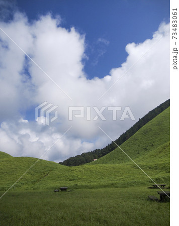 雲が広がる夏の曽爾高原の風景 雲が広がる夏の曽爾高原の風景 73483061