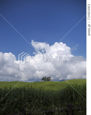 雲が広がる夏の曽爾高原の風景 雲が広がる夏の曽爾高原の風景 73483063