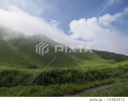雲が広がる夏の曽爾高原の風景 雲が広がる夏の曽爾高原の風景 73483072