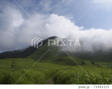 雲が広がる夏の曽爾高原の風景 雲が広がる夏の曽爾高原の風景 73483155