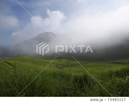 雲が広がる夏の曽爾高原の風景 73483157