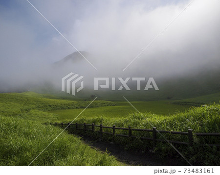 雲が広がる夏の曽爾高原の風景 雲が広がる夏の曽爾高原の風景 73483161