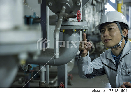 工場を点検する作業員男性 工場を点検する作業員男性 73484601