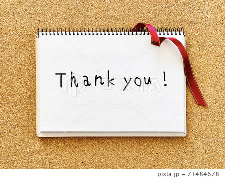 スケッチブックと赤いリボンにThank you !文字_コルク背景 スケッチブックと赤いリボンにThank you !文字_コルク背景 73484678