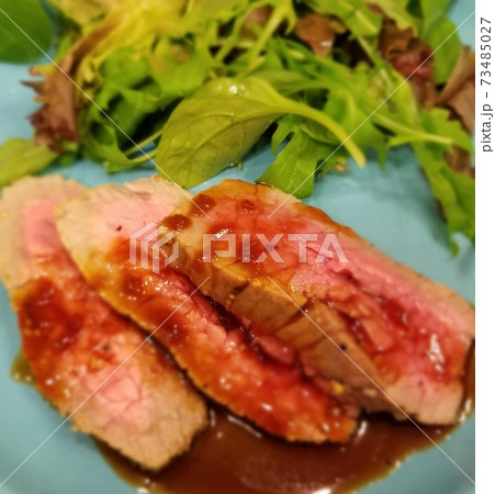 美味しそうな肉料理　ローストビーフとサラダ2 73485027