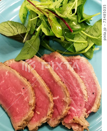 美味しそうな肉料理　ローストビーフとサラダ1 73485035