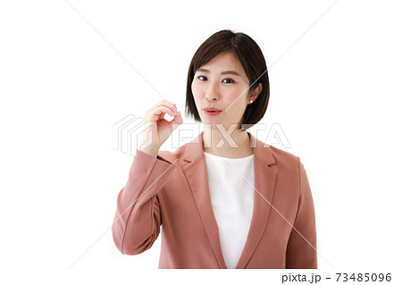 手話の指文字「お」「を」 73485096