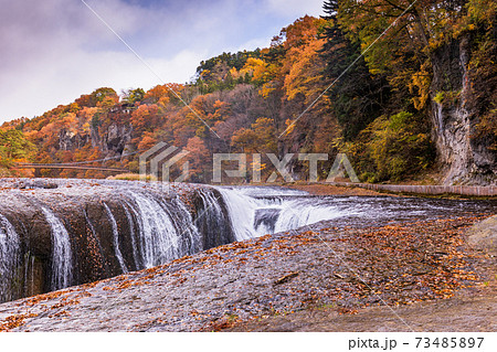 群馬県 紅葉に包まれた 吹割の滝の写真素材