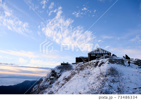 燕岳：朝日と燕山荘 73486334