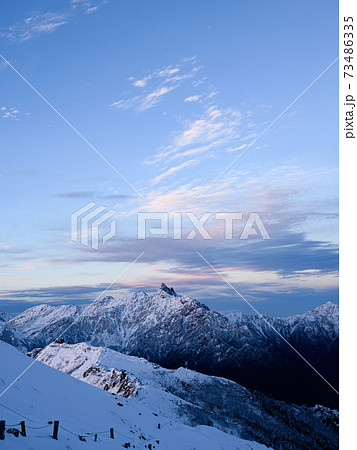 燕岳:燕山荘から見る槍ヶ岳 燕岳:燕山荘から見る槍ヶ岳 73486335