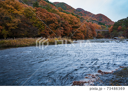（群馬県）紅葉に包まれた、吹割の滝・上流部 73486369