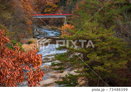 (群馬県)紅葉に包まれた、吹割の滝・上流部 (群馬県)紅葉に包まれた、吹割の滝・上流部 73486399