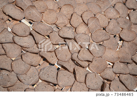 Keropok ikan is Fish crackers are deep fried crackers made from fish and spices that serve as flavouring Keropok ikan is Fish crackers are deep fried crackers made from fish and spices that serve as flavouring 73486465