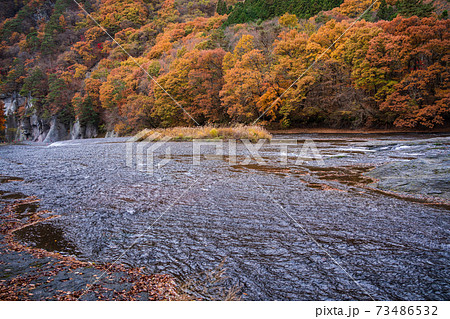 (群馬県)上流から眺めた吹割の滝 (群馬県)上流から眺めた吹割の滝 73486532