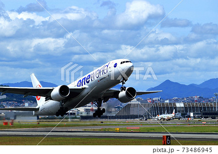 大阪国際空港 飛行機jal 逆ラン離陸の写真素材