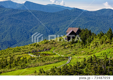 会津駒ヶ岳のから見る駒の小屋と駒の池 会津駒ヶ岳のから見る駒の小屋と駒の池 73487059