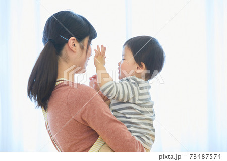 笑顔の子供と保育士 笑顔の子供と保育士 73487574