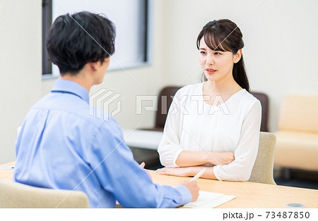 不満を相談する若い女性 不満を相談する若い女性 73487850