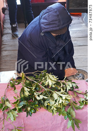 信濃国分寺八日堂で1月7日8日の小正月の縁日に蘇民将来が売られて老若男女大勢の人でにぎわいます。 73487875