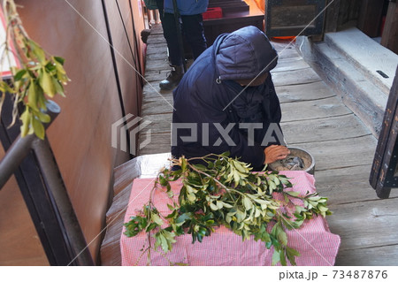 信濃国分寺八日堂で1月7日8日の小正月の縁日に蘇民将来が売られて老若男女大勢の人でにぎわいます。 73487876