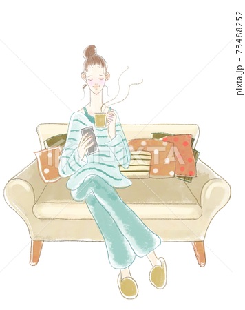 家でソファーに座りスマホをいじいながらリラックスして暖かい飲み物を飲むオシャレな女性のイラストのイラスト素材