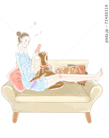 犬とソファでくつろぎながらスマホで音楽を聴く女性のイラストのイラスト素材