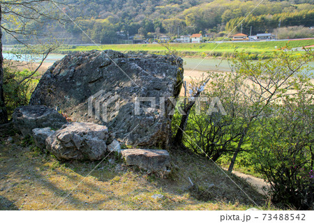 吉備真備公琴弾岩と春の小田川 岡山県倉敷市真備町 吉備真備公琴弾岩と春の小田川 岡山県倉敷市真備町 73488542