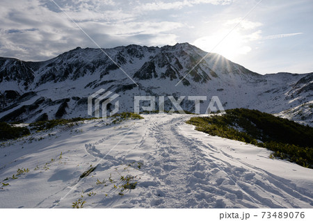 立山：室堂方面から見る雄山 73489076