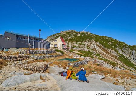 長野県の秋の駒ヶ岳の山小屋(宝剣山荘)付近から中岳方面を眺める 73490114