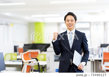 オフィスで働くビジネスマン 73490127