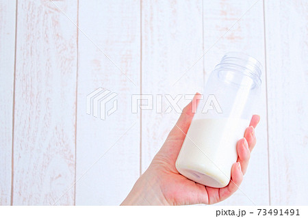 プロテインの入ったタンブラーを持つ女性の手 プロテインの入ったタンブラーを持つ女性の手 73491491