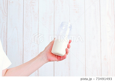 プロテインの入ったタンブラーを持つ女性の手 プロテインの入ったタンブラーを持つ女性の手 73491493