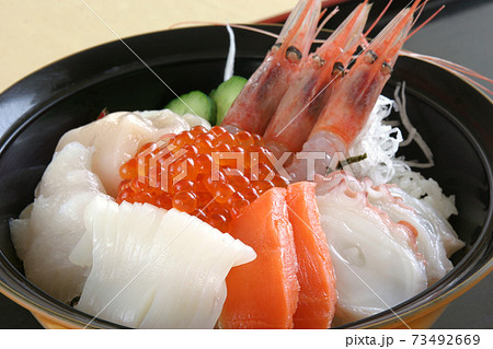 海鮮丼　海鮮どんぶり　えび　ほたて　たこ　いか 73492669