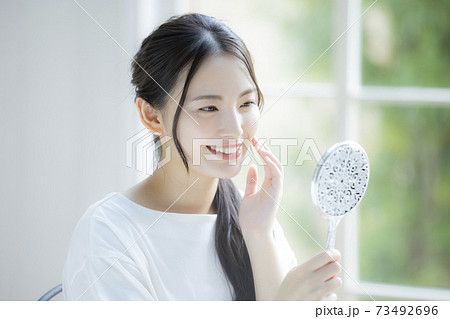 女性　笑う　笑顔　ビューティー　 73492696