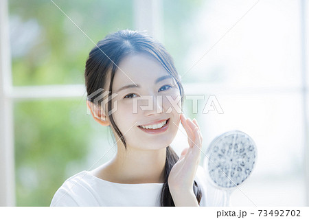 女性　笑う　笑顔　ビューティー　 73492702