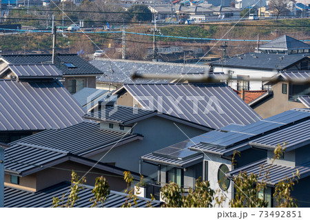 住宅の屋根　街並み 73492851