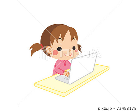 ノートパソコンで作業している可愛い小さな女の子のイラストのイラスト素材