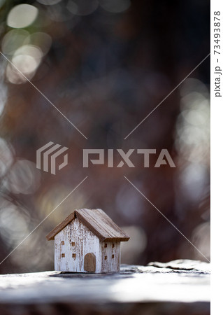 木洩れ日バックの小さいおうち 73493878