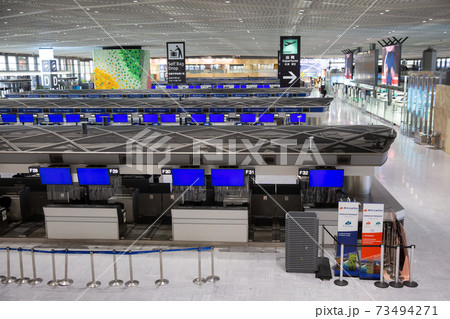 コロナ禍の成田空港内の国際線出国ターミナル コロナ禍の成田空港内の国際線出国ターミナル 73494271