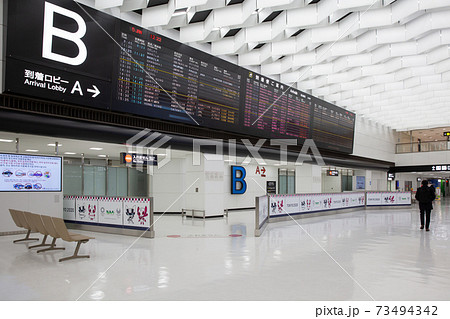 コロナ禍の成田空港ターミナル内の国際線到着ゲートの写真素材