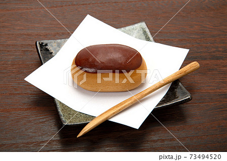 和菓子の栗饅頭 73494520