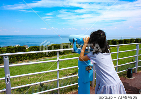 海と青空と望遠鏡を覗く女の子の写真素材 [73494808] - PIXTA