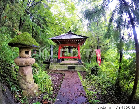 栃木・佐野『磯山弁財天』~時の流れを感じさせる「石燈籠と鐘撞堂」 栃木・佐野『磯山弁財天』~時の流れを感じさせる「石燈籠と鐘撞堂」 73495043