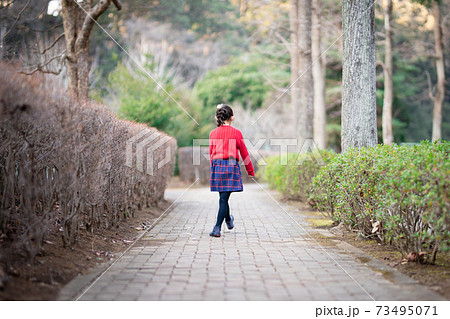 歩道を歩く少女の後ろ姿 歩道を歩く少女の後ろ姿 73495071