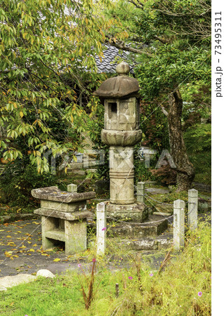 元興寺 塔跡 啼燈籠 奈良県奈良市 元興寺 塔跡 啼燈籠 奈良県奈良市 73495311